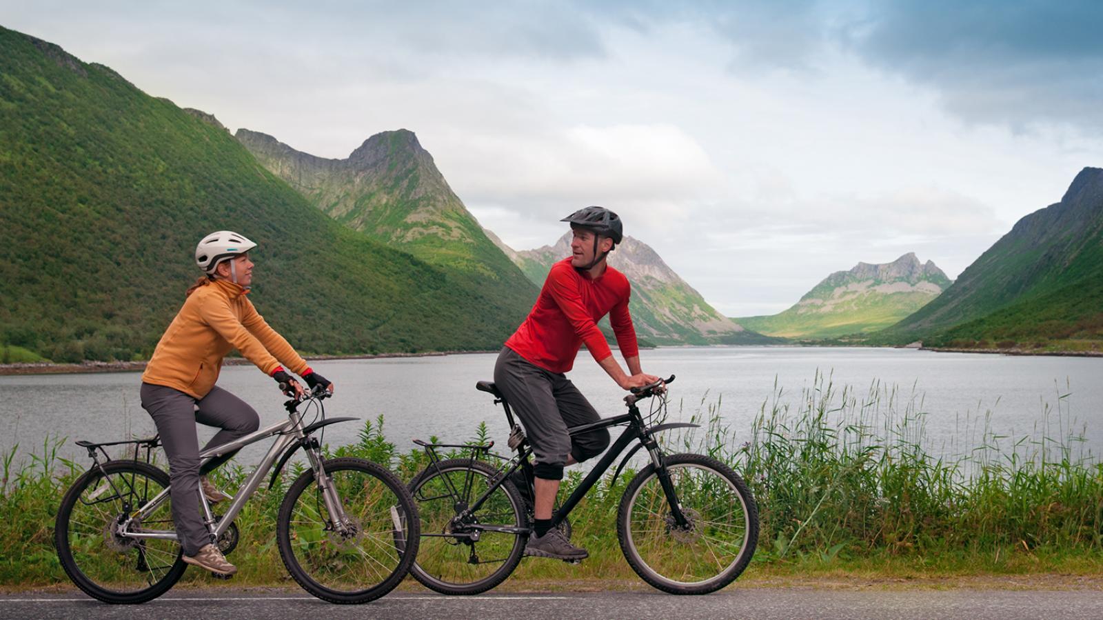 Read the bikes. Катание на велосипеде. Место для катания на велосипеде. Велосипед на берегу моря. Райдинг на велосипеде.